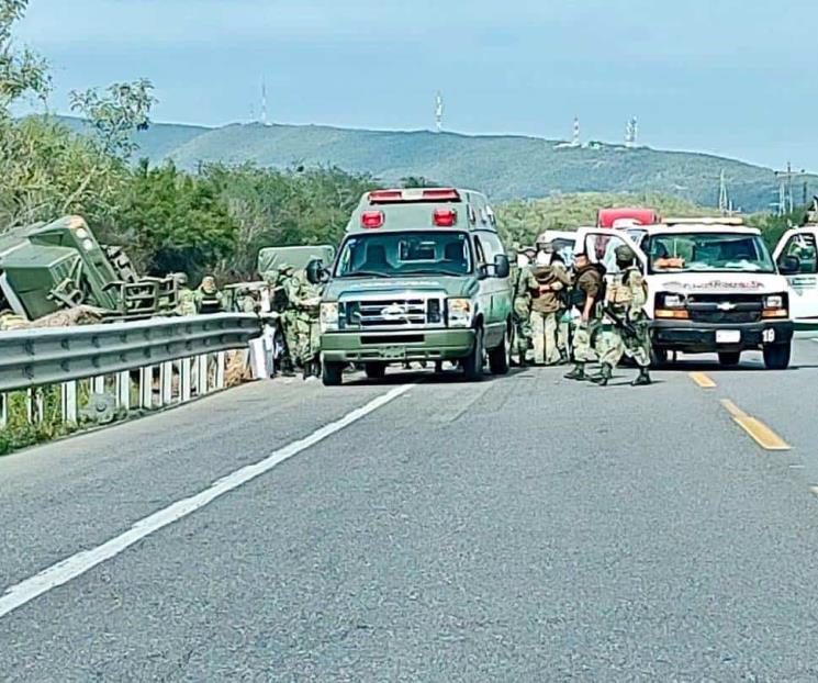 Deja volcadura 15 militares heridos en límites con Tamaulipas