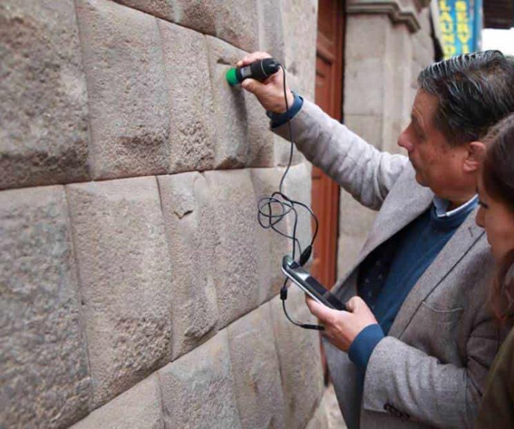 Dañan con pintura muro inka, en Perú