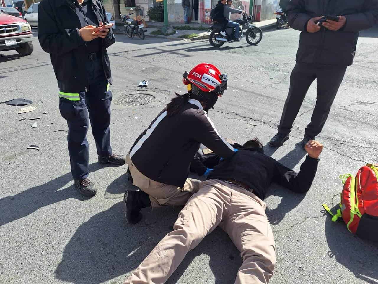 El conductor una motocicleta resultó lesionado luego de chocar contra un auto, ayer en calles de la Colonia Caracol, al sur de Monterrey.