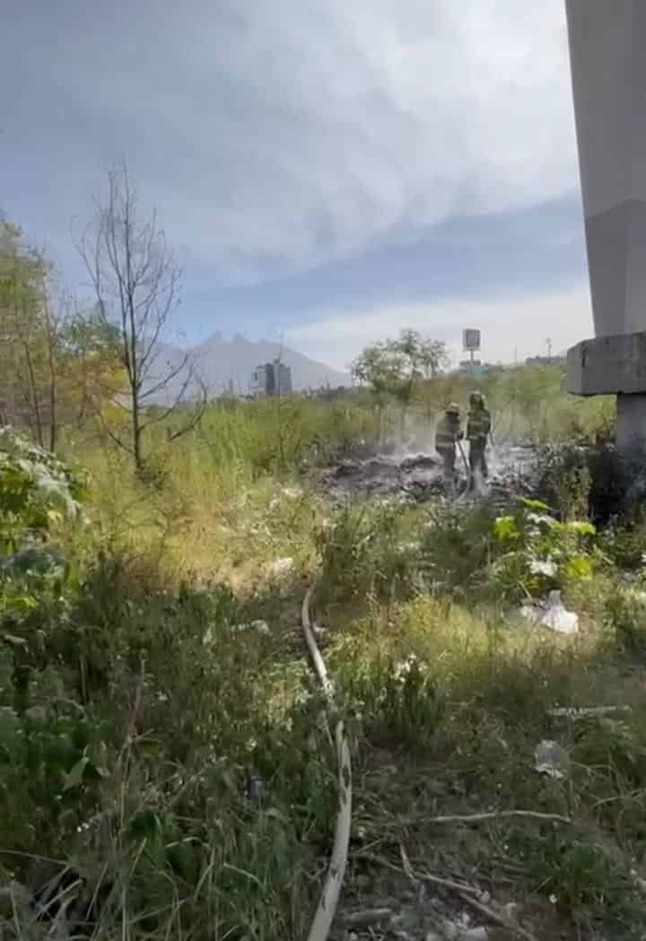 El incendio de basura en el lecho del Río Santa Catarina movilizó a elementos de Protección Civil de Monterrey, ayer a la altura del Puente del Papá.