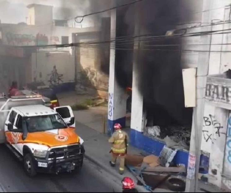 Moviliza incendio en inmueble abandonado de Monterrey