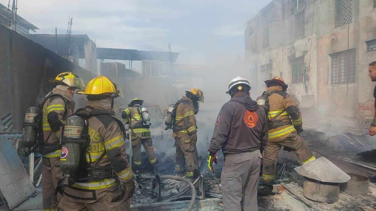 Un negocio de novedades se incendió la tarde de ayer, a unos metros de donde hace más de una semana se registró otro siniestro, en el centro de Monterrey, sin que se reportaran lesionados.