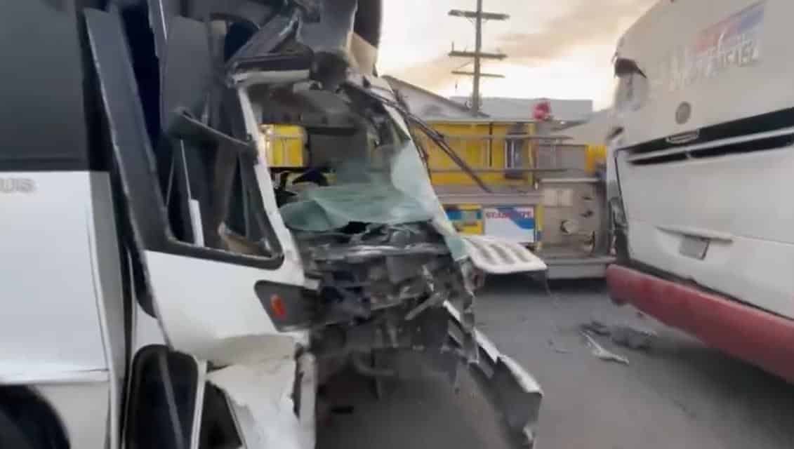Un saldo de 15 lesionados dejó el choque estrellamiento entre un Ruta 411 y una unidad se transporte de personal, ayer en Ciudad Guadalupe.