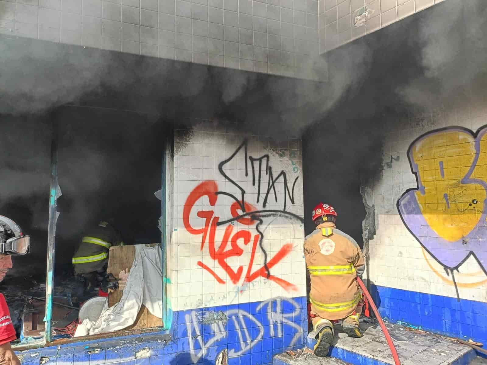 El incendio de basura en un negocio abandonado, presuntamente provocado por una persona en situación de calle, movilizó ayer a elementos de Protección Civil de Monterrey, Bomberos de Nuevo León y efectivos de la policía municipal, en la Colonia Reforma.