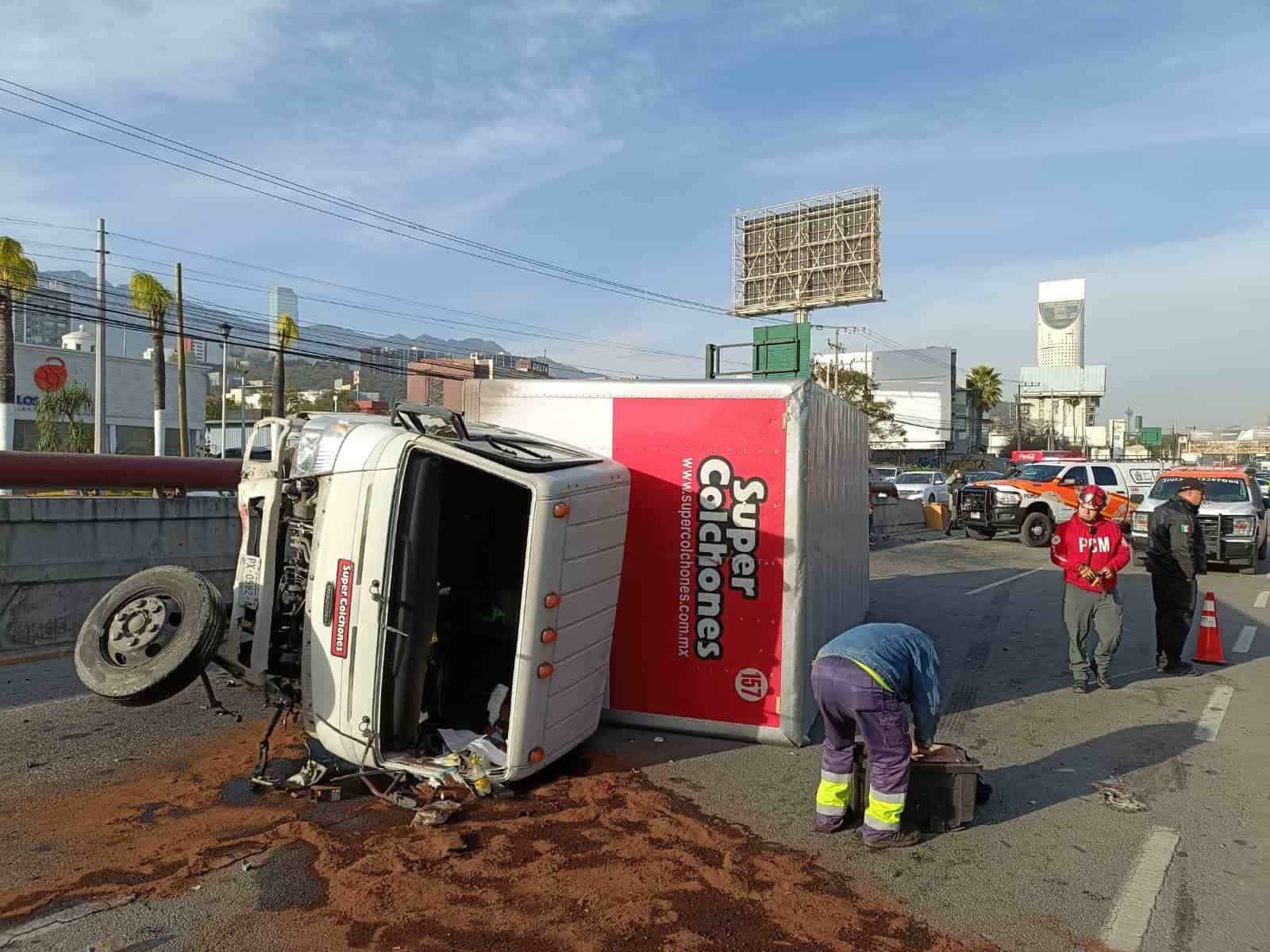 Dos lesionados dejó un choque volcadura registrado en los carriles exprés de la Avenida Morones Prieto en la Colonia Loma Larga, ayer al sur del municipio de Monterrey.