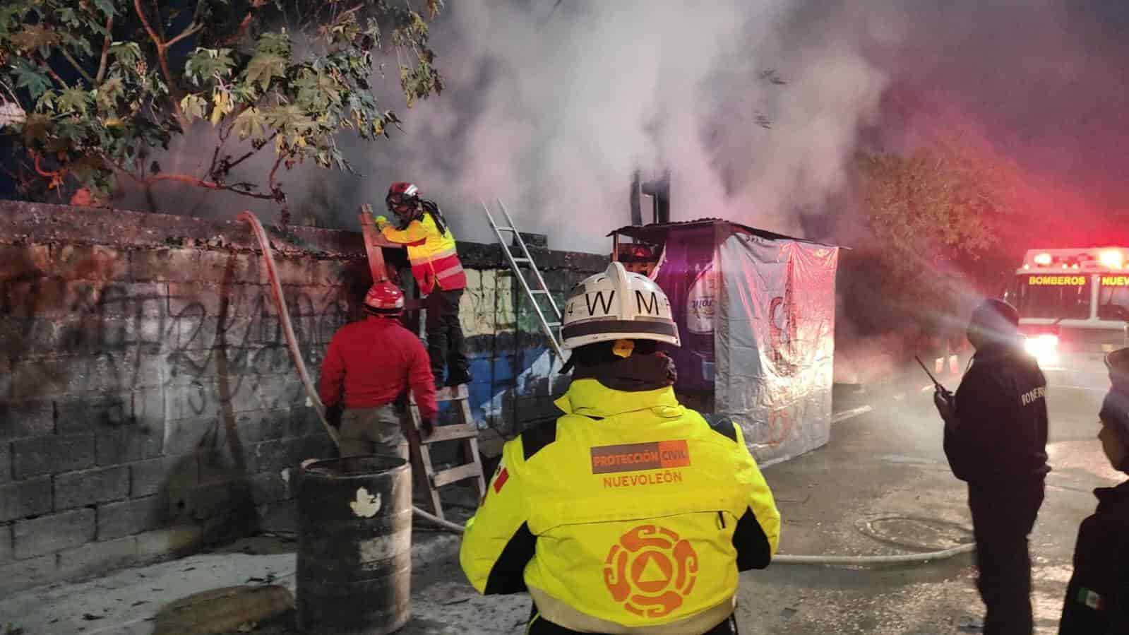 El incendio de basura junto a un tejaban y las vías del tren, movilizó ayer a elementos de Bomberos de Nuevo León y elementos de Protección Civil estatal y municipal, en la Colonia Industrial, municipio de Monterrey.