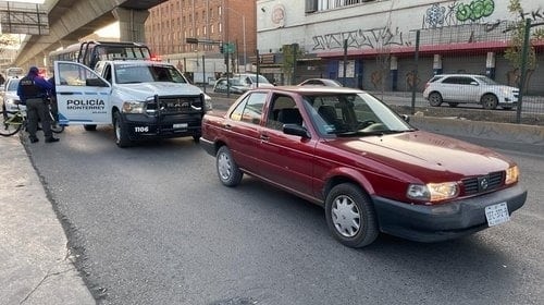 Horas después de haber sido robado en Guadalupe, policías de Monterrey recuperaron el vehículo sobre la Avenida Colón, frente a la Central de Autobuses.