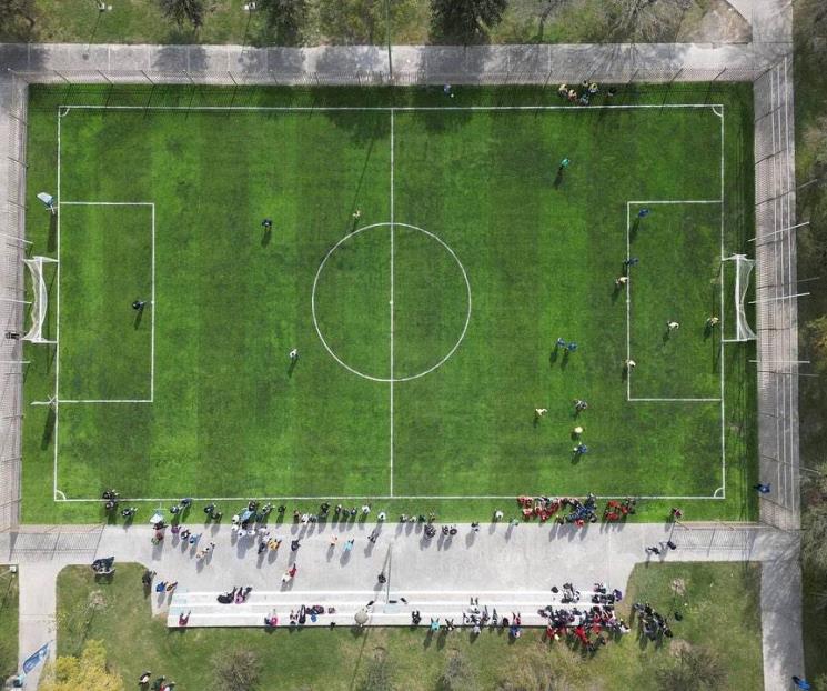 Inaugura San Nicolás la primera cancha de futbol del 2024