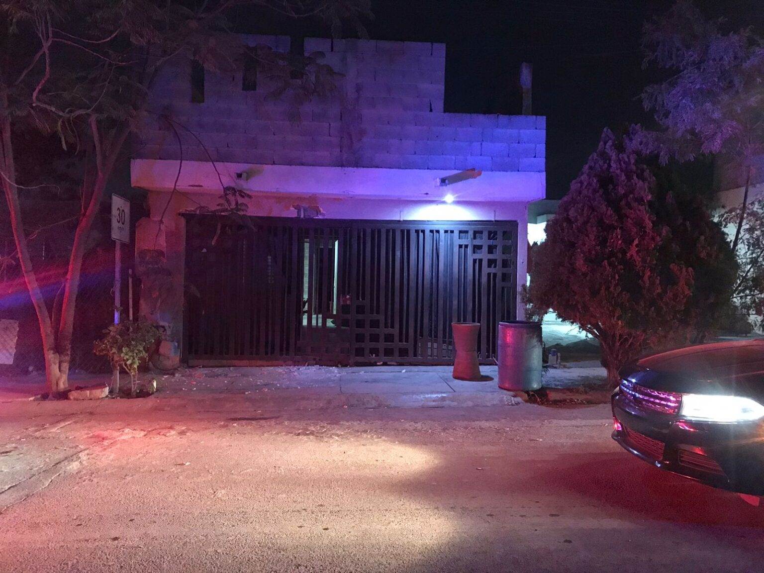 Un posible "Pitazo" provocó que dos hombres que presuntamente están relacionados con actividades ilícitas, escaparan de las autoridades, cuando estos procedieron a catear su vivienda en el municipio de Juárez.