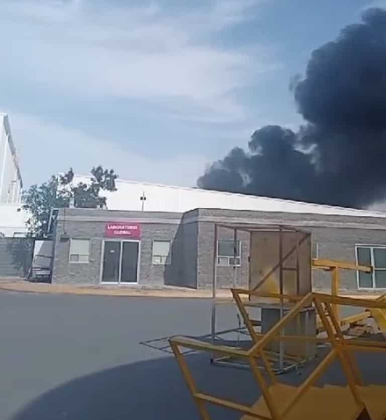 Una intensa movilización de los puestos de socorro se concentró en un parque industrial del municipio de Ciénega de Flores, donde se reportó el incendio en una empresa fabricante de colchones.
