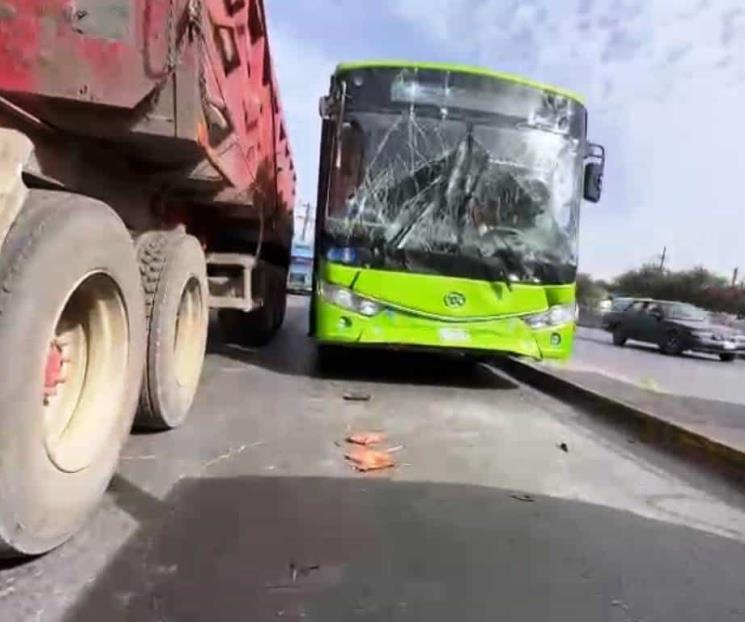 Impacta tráiler a camión urbano en Escobedo, hay varios heridos