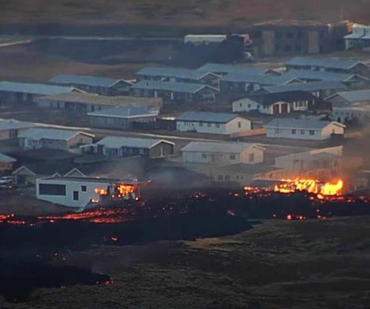 Volcán hace erupción y lava alcanza al pueblo de Grindavik, Islandia
