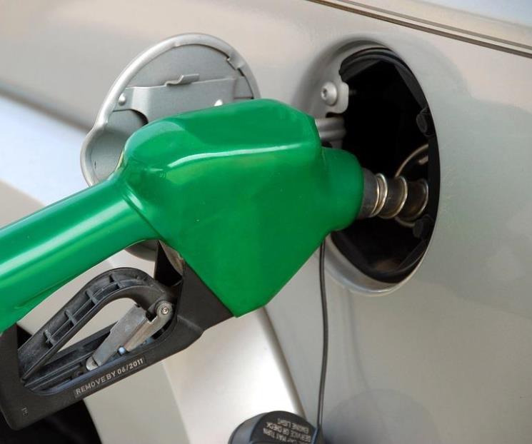 México vende la segunda gasolina más cara en AL