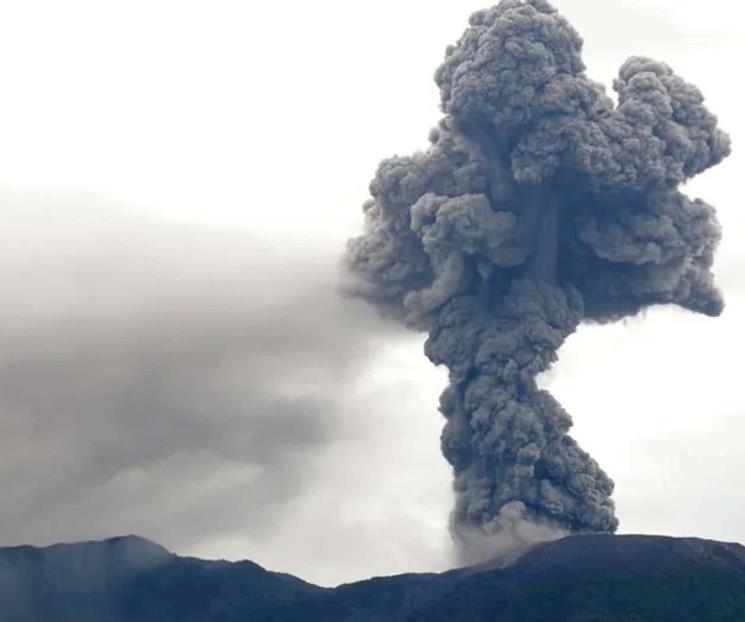 Erupción de volcán provoca evacuaciones en Indonesia
