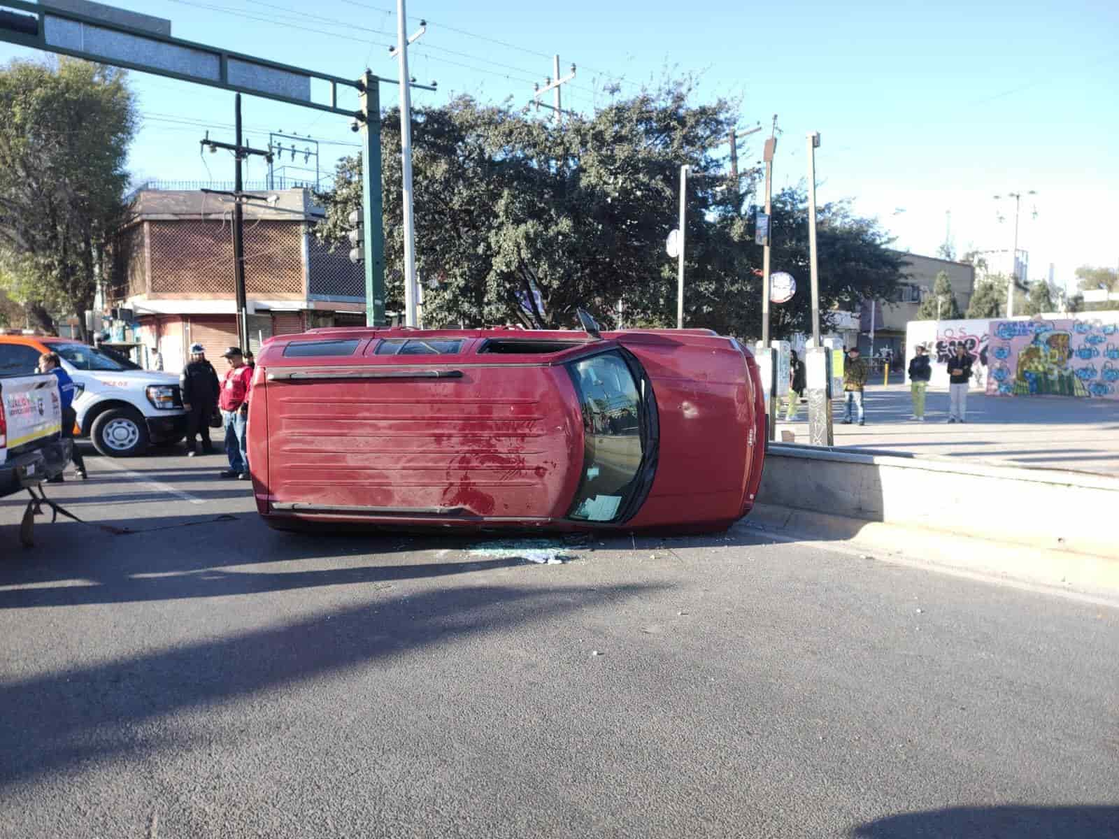 El conductor de una camioneta resultó con algunas lesiones luego de volcar ayer en el centro de Monterrey, al parecer por un cerrón que sufrió, aunque también trascendió que venía utilizando su teléfono celular.