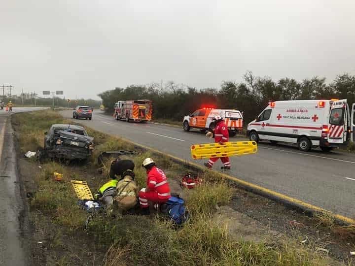 Luego de que un elemento de Protección Civil abanderaba un accidente vial fue arrollado por el conductor de una camioneta, horas después murió, en Montemorelos.