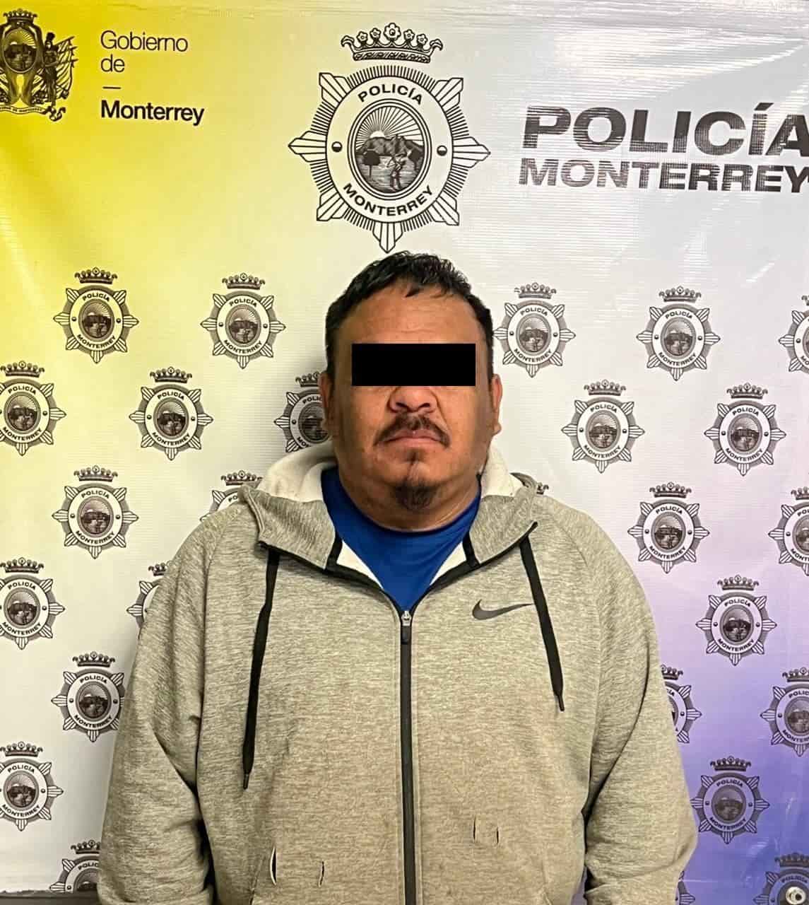 En el momento en que realizaba una necesidad fisiológica en la vía pública, un hombre fue detenido por oficiales de la Policía de Monterrey, al verificar su estatus legal, se les informó que cuenta con dos órdenes de aprehensión, una de ellas por homicidio.