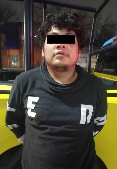 Dos hombres que presuntamente dañaron la cortina metálica de un negocio para robar, fueron detenidos por oficiales de la Policía de Monterrey, ayer en el centro de la ciudad.