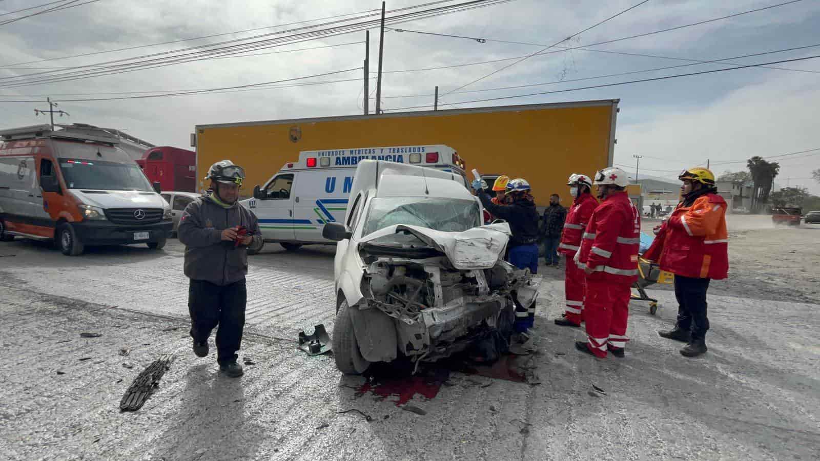 Al menos dos lesionados, uno de ellos prensados, dejó un choque del tren con dos vehículos, la tarde de ayer en el municipio de Escobedo.