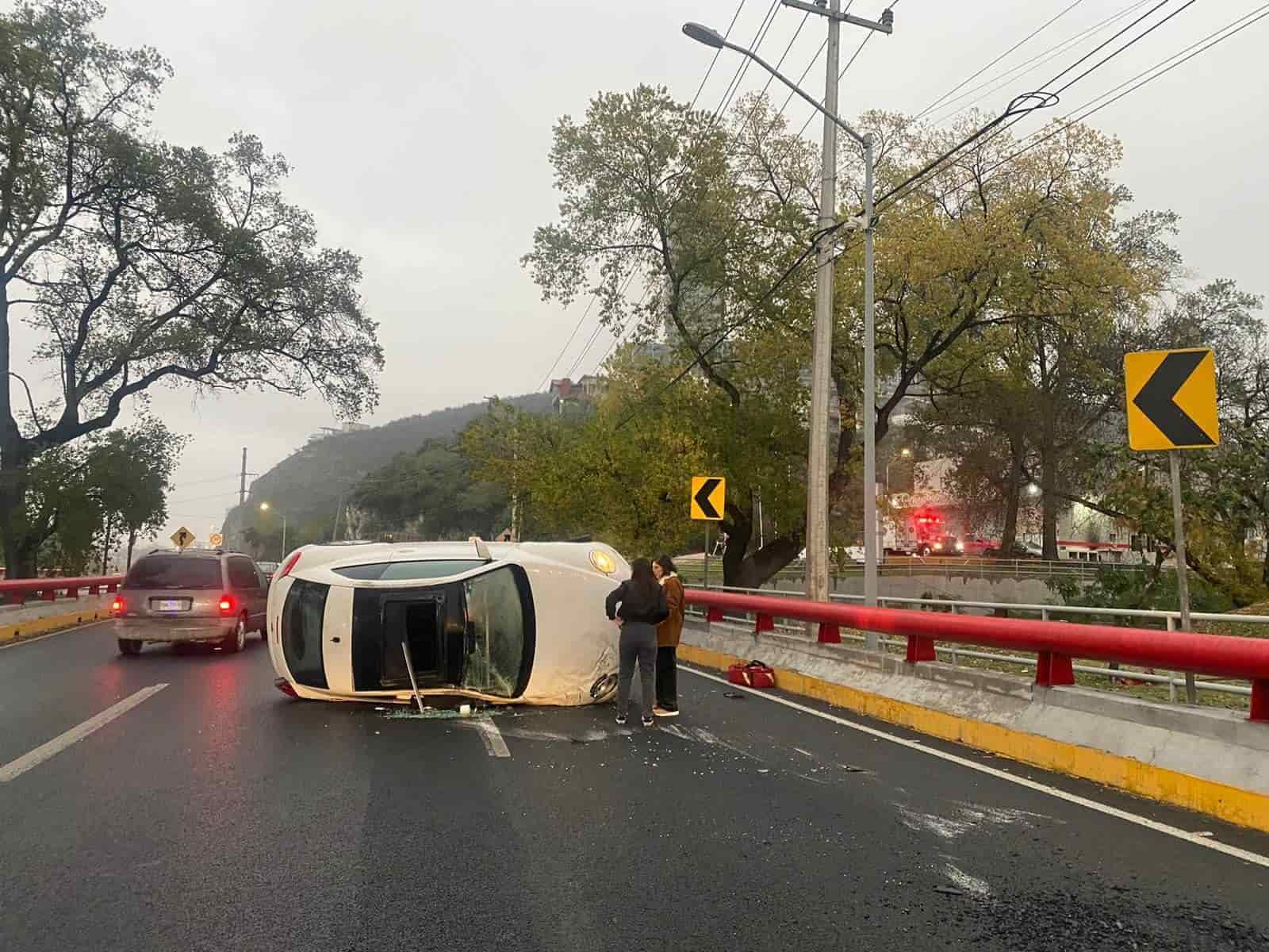 Un par de volcaduras en menos de una hora movilizaron a los elementos de rescate ayer, en la zona de Fuentes del Valle, en San Pedro, y San Jerónimo, municipio de Monterrey, sin que se reportaran lesionados.