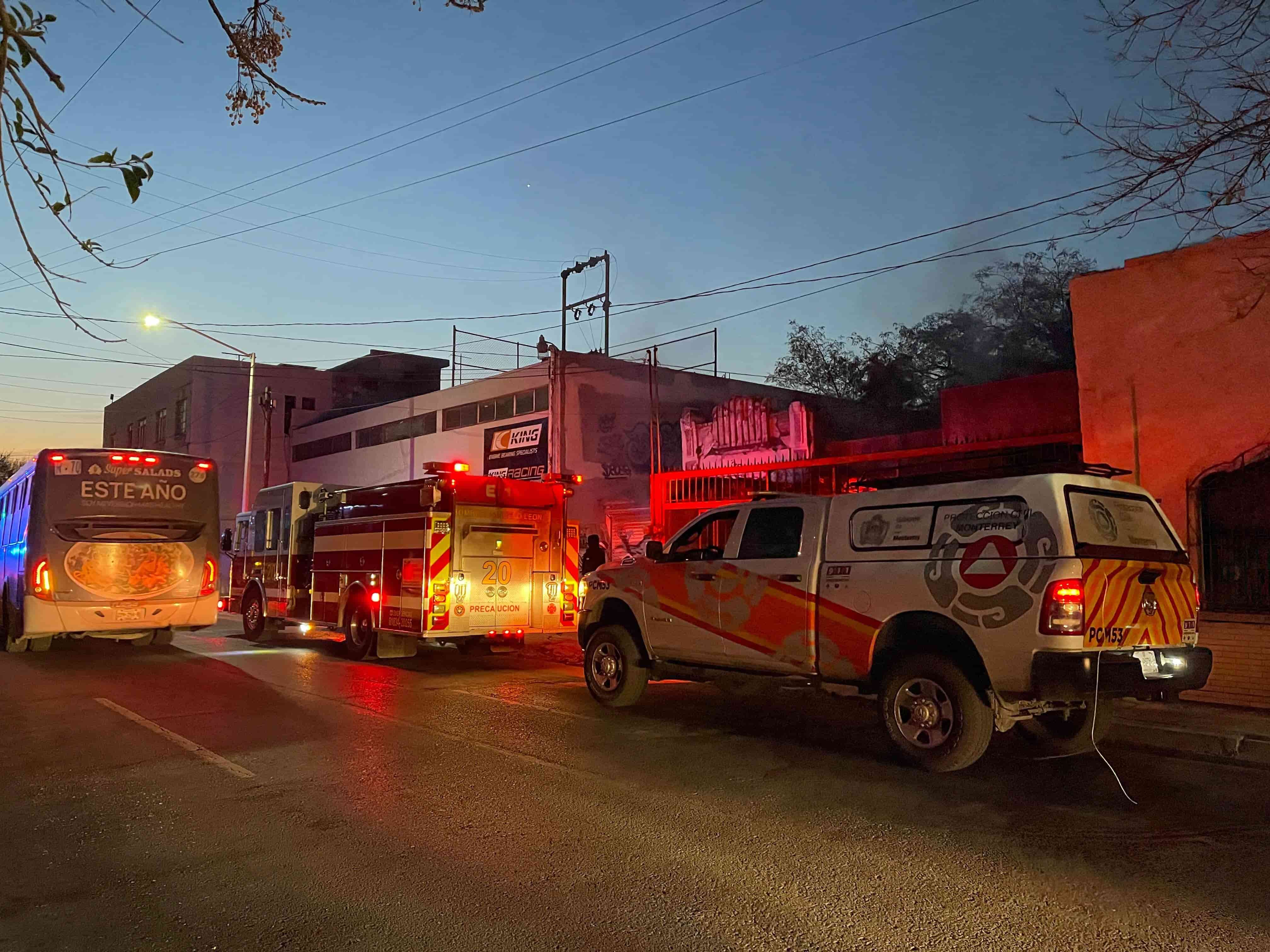 Una vez más personas en situación de calle que mitigaban el frío, ocasionaron un incendio al prender una fogata en el interior de un domicilio abandonado, ayer en el centro de Monterrey.