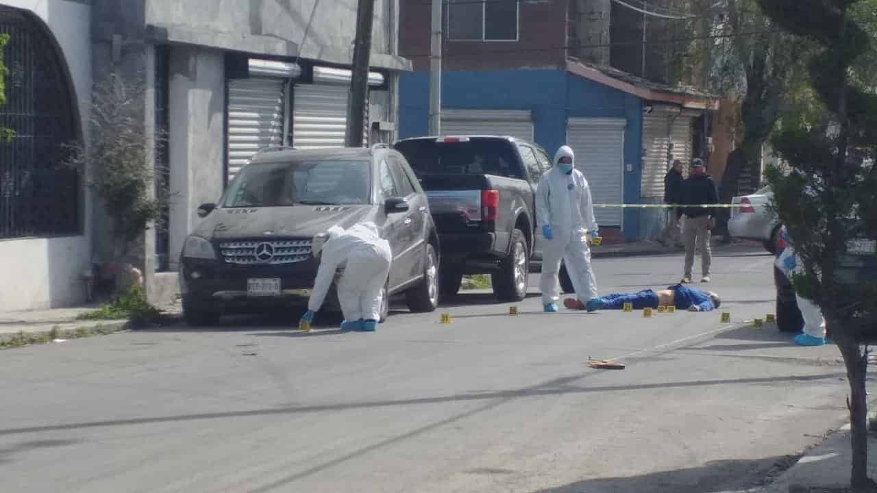Un presunto vendedor de autos fue ejecutado de más de 10 impactos de arma larga, frente a su pareja e hijastra, ayer en la Colonia Valle Verde, al poniente de la ciudad.