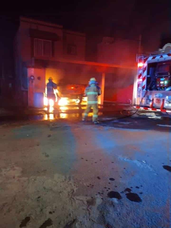 Una camioneta que estaba estacionada en la cochera de un domicilio, se incendió la noche del jueves en el municipio de Cadereyta Jiménez, sin que se reportaran lesionados.