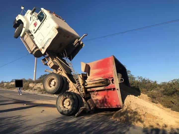 La volcadura de un tracto camión cargado con tierra, del cual la cabina quedó parada, movilizó ayer a elementos de Protección Civil de Zuazua y paramédicos municipales.