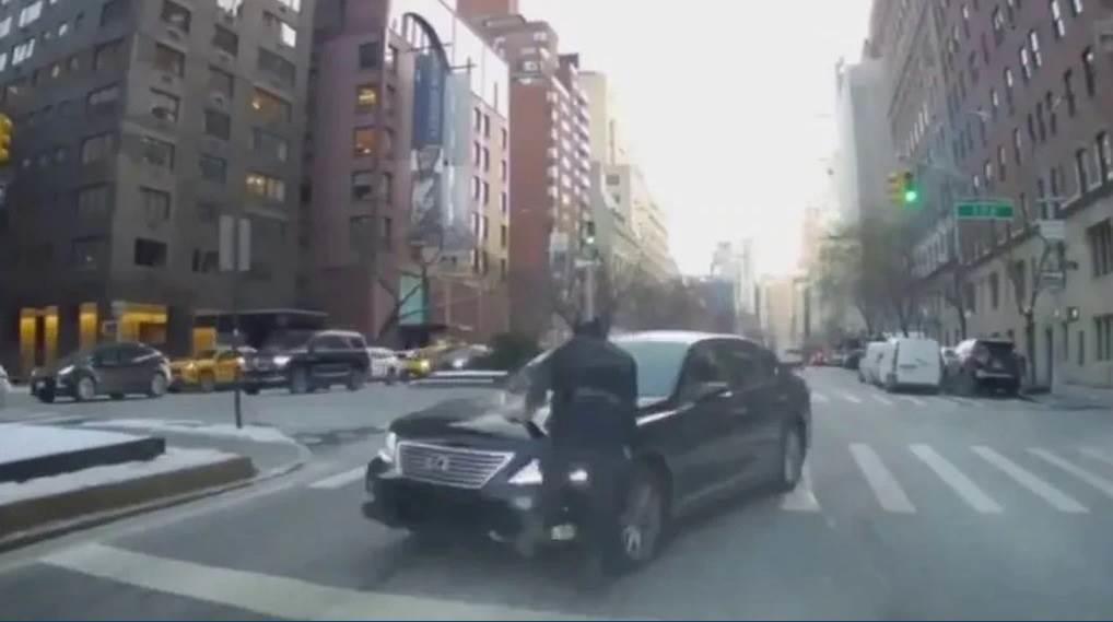 Video muestra a un policía de Nueva York siendo atropellado