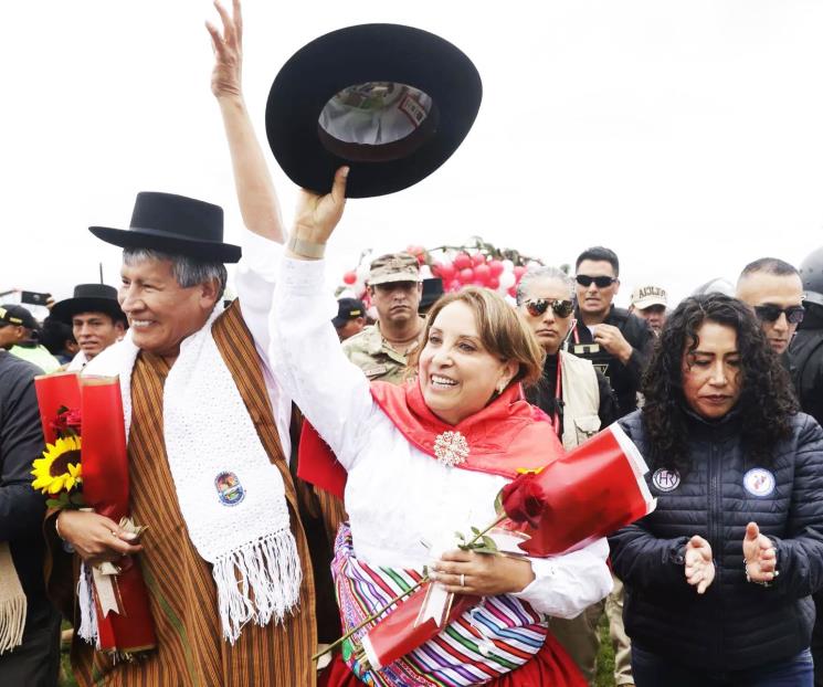 Agreden a Presidenta de Perú en acto oficial