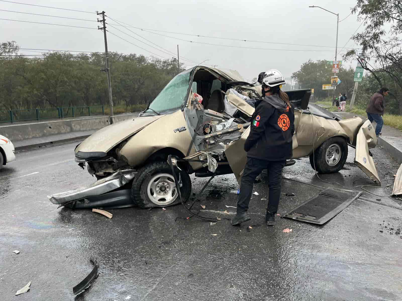 El conductor de una camioneta murió luego de estrellarse contra un puente sobre el Río La Silla, ayer en la Colonia Dos Ríos, municipio de Guadalupe.