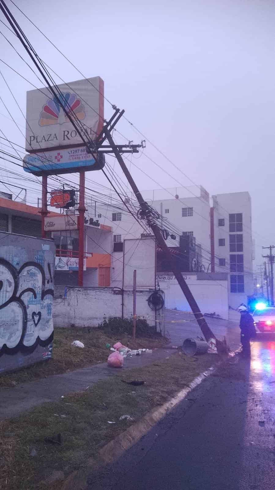 El estrellamiento de una camioneta dejó a un poste de madera de la Comisión Federal de Electricidad muy dañado de su base y recargado sobre un espectacular que evitó que cayera, ayer en la Colonia Cumbres, al poniente de Monterrey.