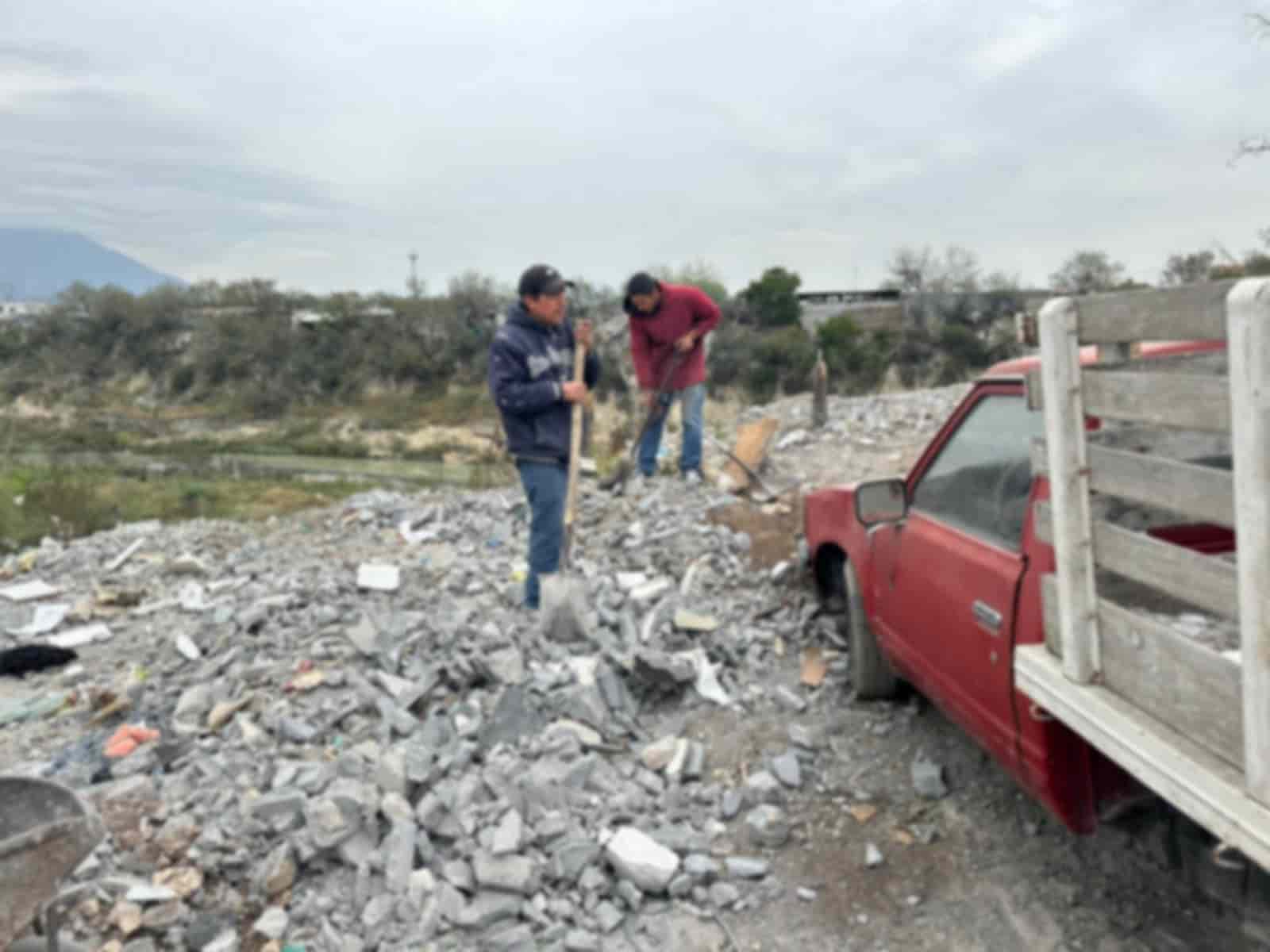Elementos de la policía preventiva de Escobedo, lograron la detención de dos hombres, que fueron sorprendidos arrojando escombro en el Río Pesquería.