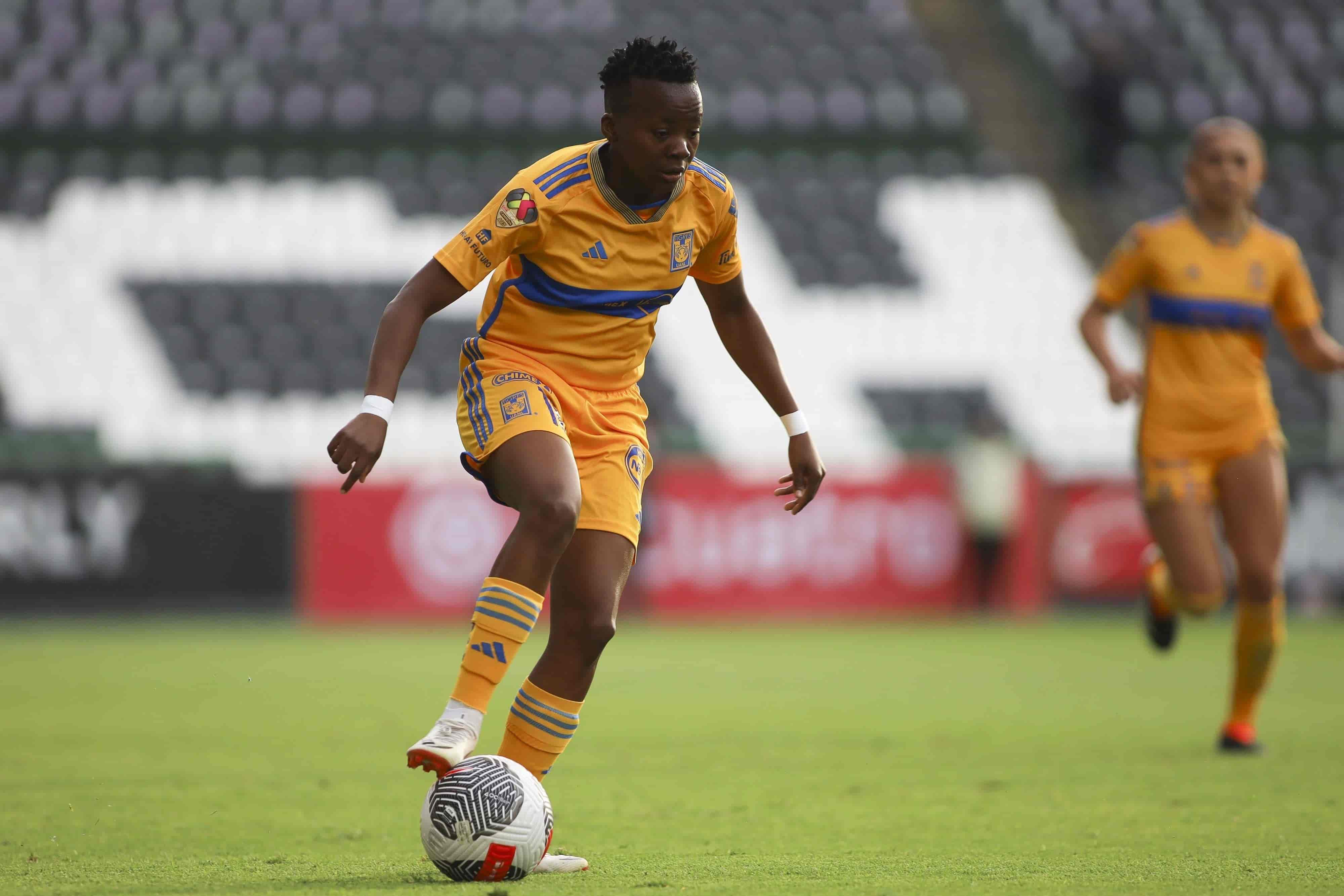 Thembi Kgatlana colabora con gol.