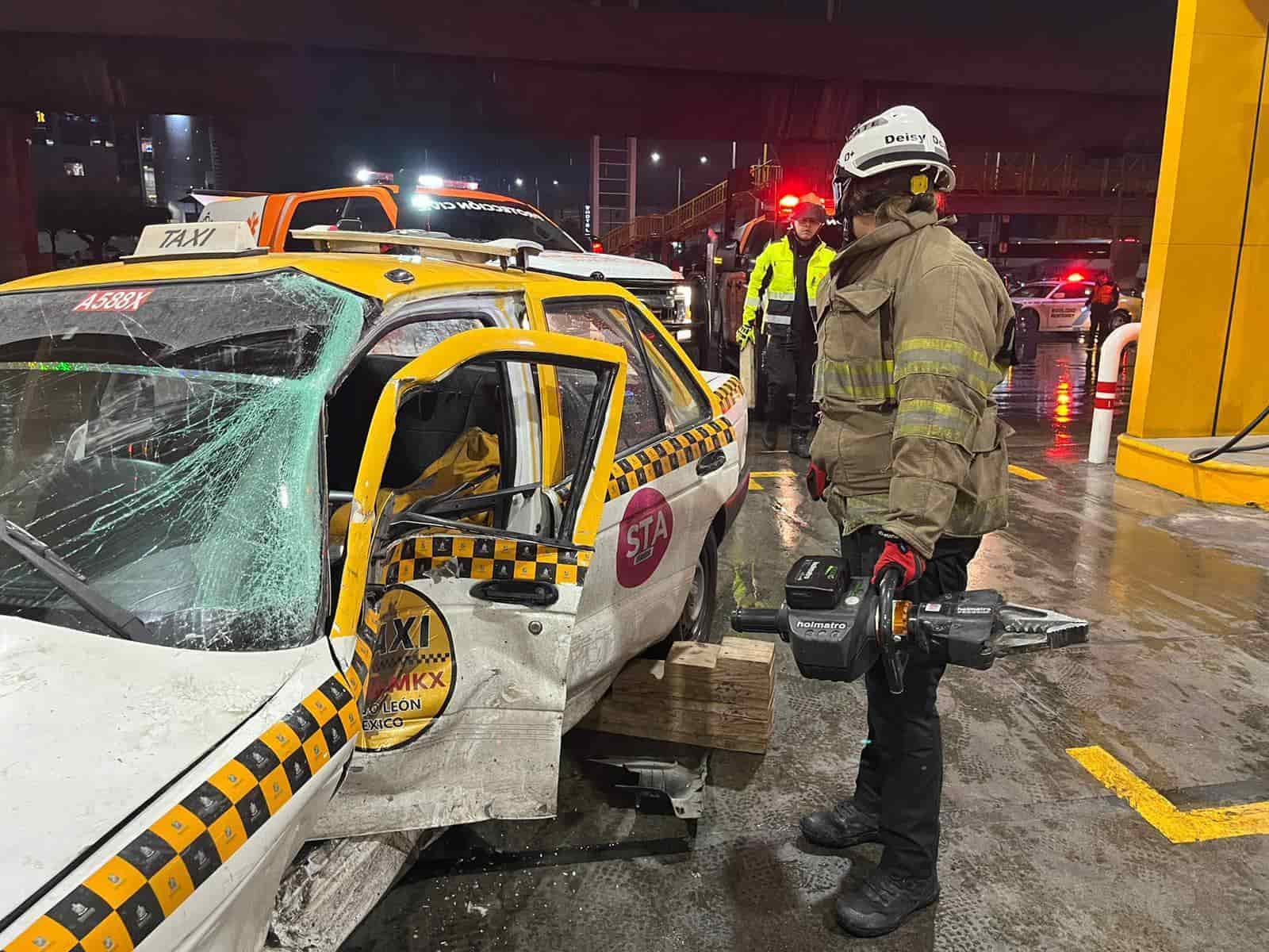 El conductor de un taxi quedó prensado luego de chocar contra una camioneta, ayer en el cruce de Bernardo Reyes y Colón, centro de Monterrey.