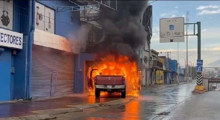 Acaba incendio con camioneta