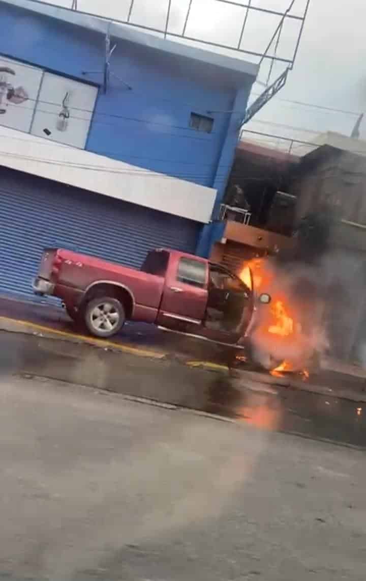 Tras una aparente falla eléctrica, una camioneta se incendió ayer en la Avenida Colón a la altura de José Ángel Conchello, en la Colonia Modelo, municipio de Monterrey.
