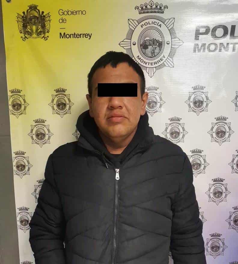 Un hombre fue detenido por oficiales de la Policía de Monterrey, luego de presuntamente desacatar la orden de una autoridad y, al verificar su estatus legal, se informó que cuenta con una orden de aprehensión por homicidio, en el centro de la ciudad.