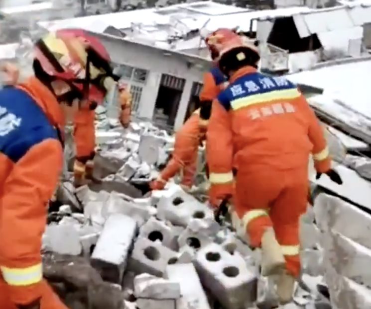 Sacude terremoto de magnitud 7 a China