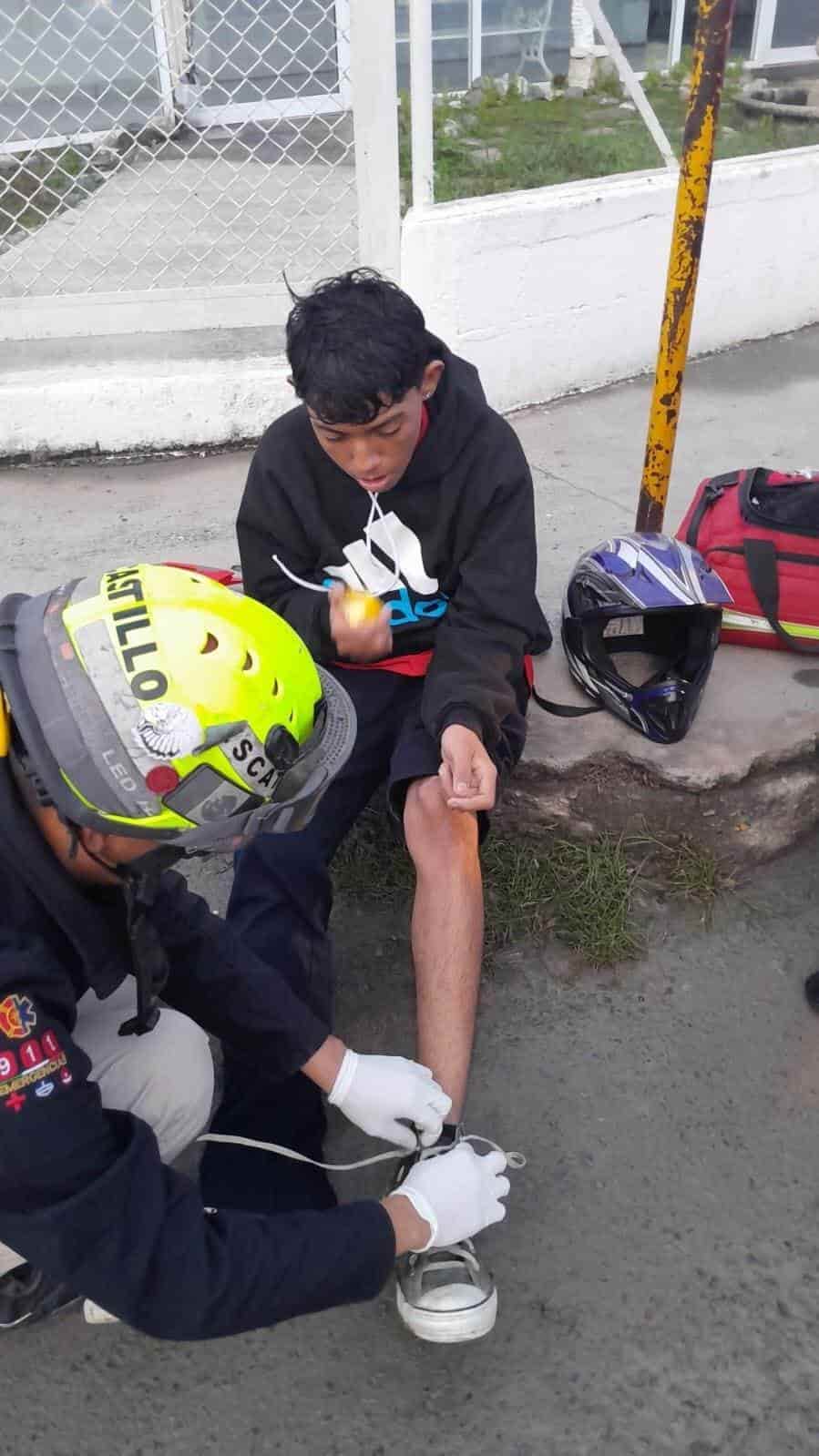 Con diversas lesiones resultó un joven conductor de una motocicleta tras chocar contra una camioneta, ayer en el municipio de Allende, al sur de Nuevo León.