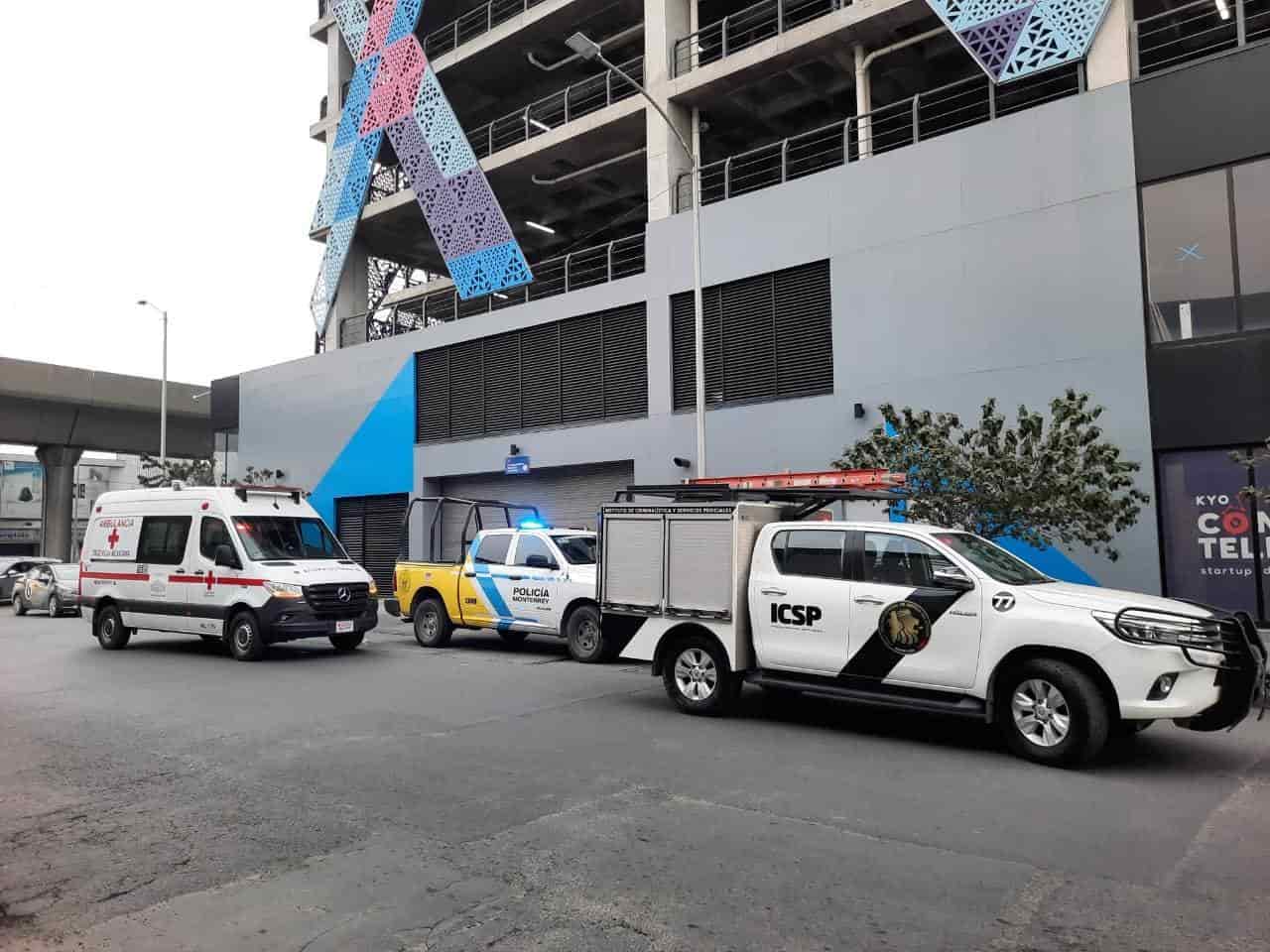 Un Hombre de origen Guatemalteco, fue hallado en ropa interior y con una herida en el cuello y tórax en el estacionamiento de unos departamentos ubicados en el centro de Monterrey.
