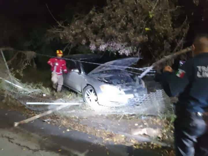 Un saldo de tres lesionados dejó el estrellamiento de un auto que terminó en una huerta, la noche del lunes en el municipio de Linares, al sur de Nuevo León.