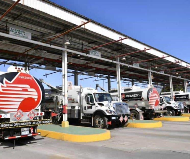 Pemex triplica flota de pipas para reparto de combustibles
