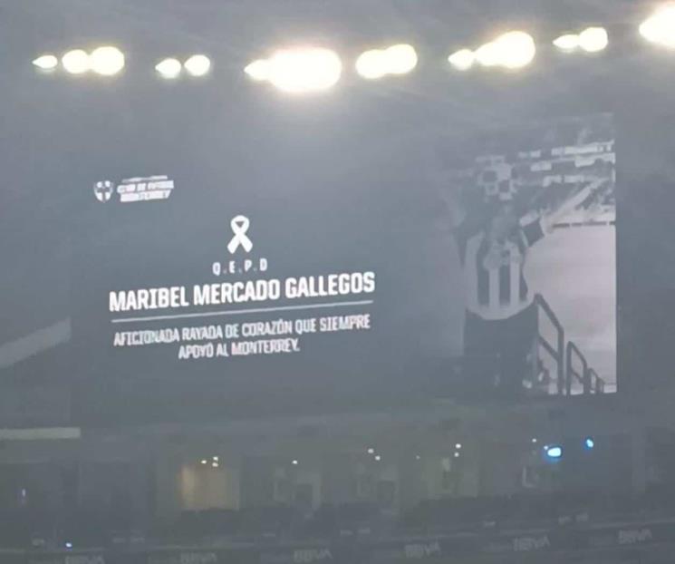 Hacen minuto de aplausos en memoria de Maribel Gallegos en el BBVA