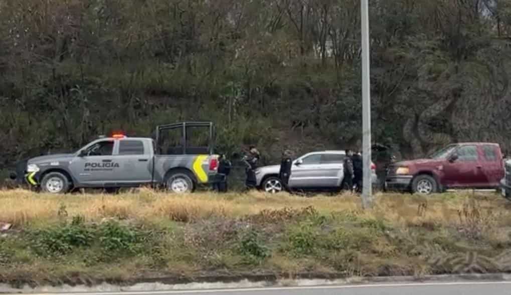 Un hombre fue atacado a balazos cuando se desplazaba en su vehículo por dos sujetos quienes lograron escapar en una camioneta, en Santiago.