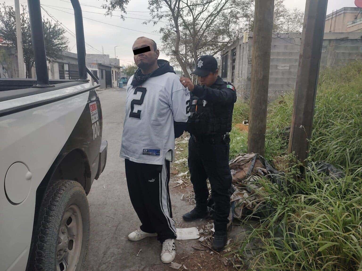 Elementos de la policía preventiva de Juárez, detuvieron a un presunto distribuidor de drogas, que operaba en la Colonia Vista del Río en esta localidad.