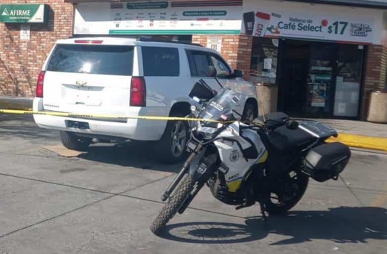 Al ser detectado por cámaras de seguridad manejando una camioneta con placas de circulación colgadas, un hombre fue arrestado por elementos de la Policía de Monterrey, ayer en el centro de la ciudad.