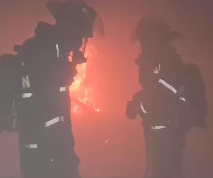 Evacuan a 200 personas por incendio en plaza comercial al sur de Mty