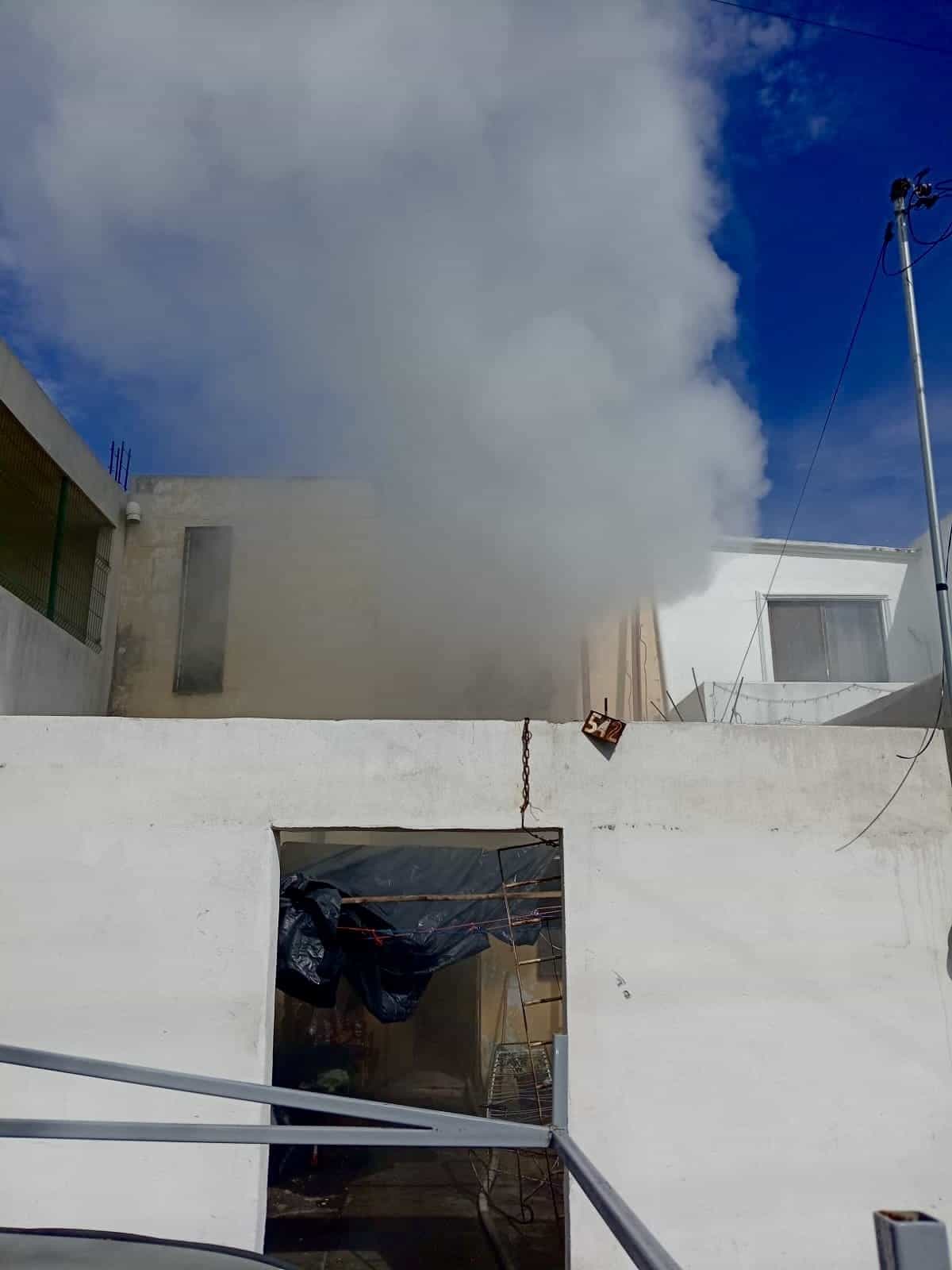 Una intensa movilización de los puestos de socorro se registró en la Colonia Metroplex de Apodaca, al reportarse el incendio de una vivienda.