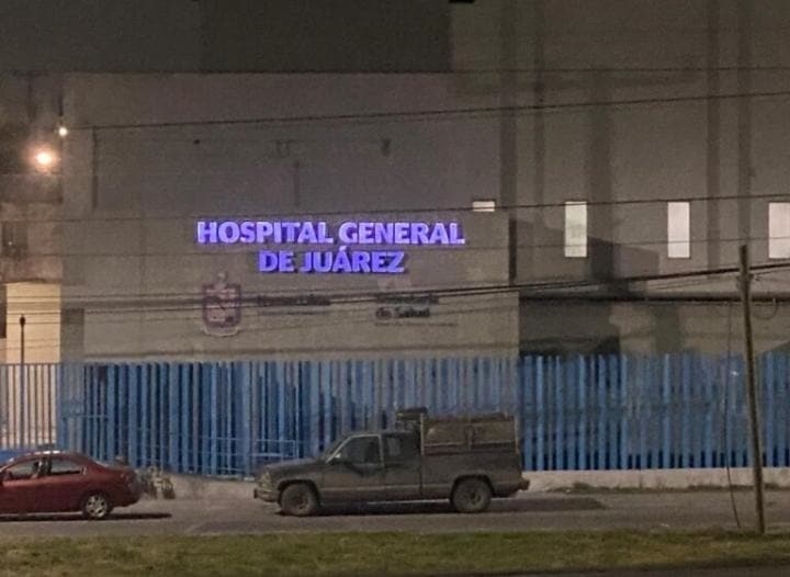 Mientras platicaba con su novio, una joven de 18 años de edad resultó gravemente herida, luego de ser baleada lanoche del jueves en el municipio de Juárez.